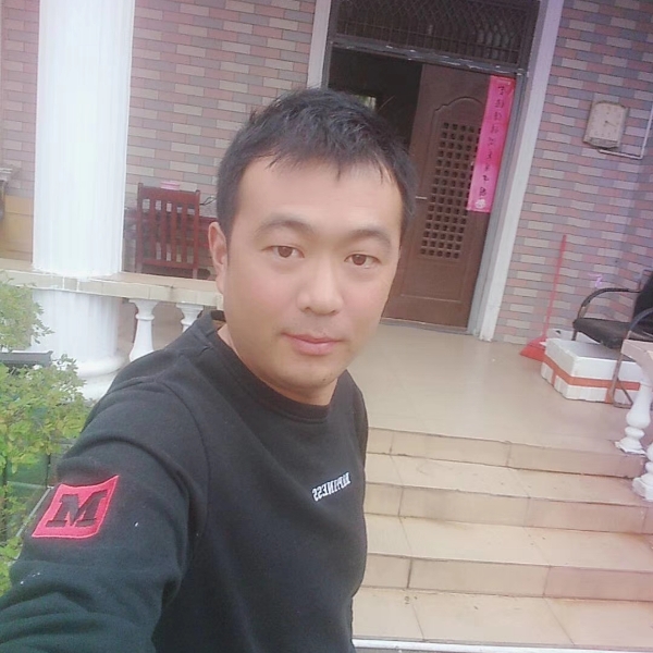路灯下的男孩子的照片