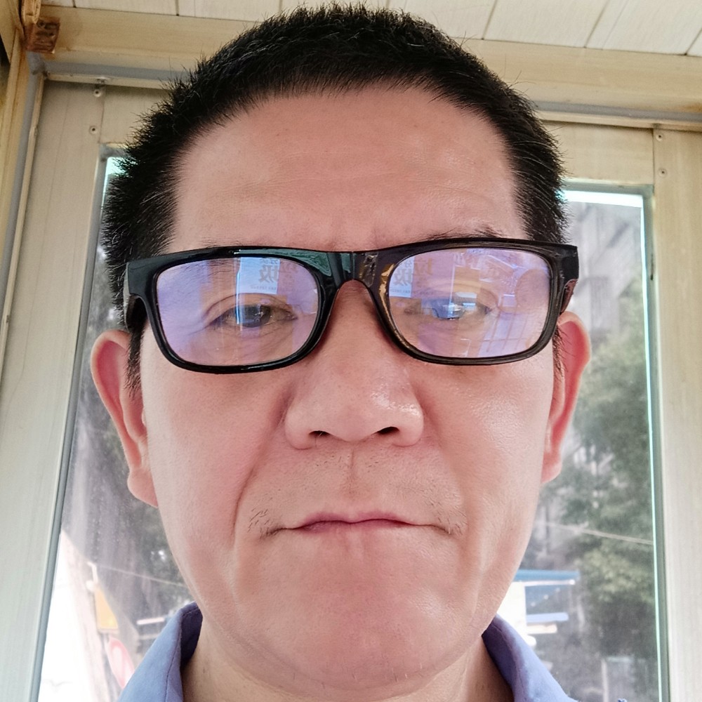 勤劳踢墨镜的照片