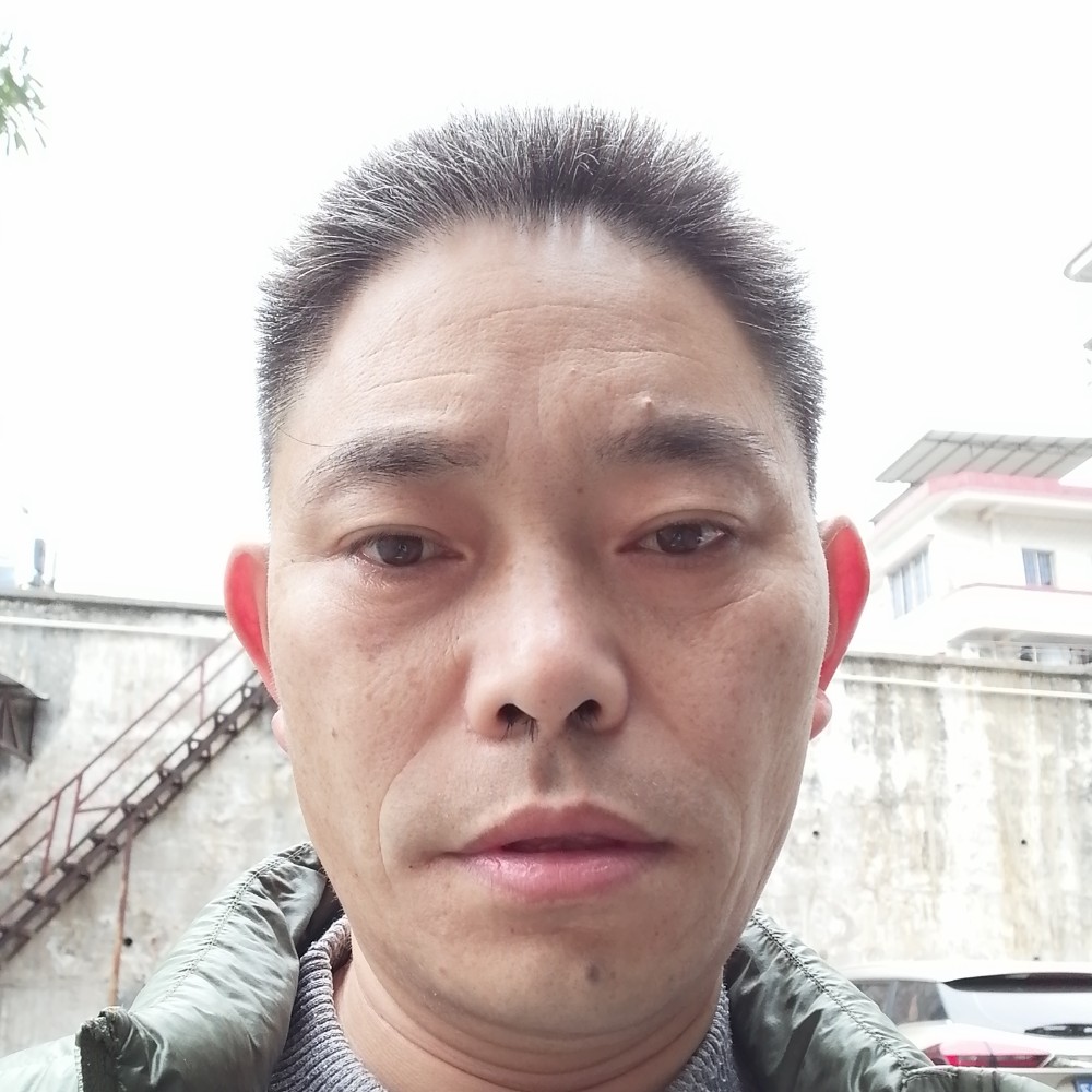 饱满拿路人的照片
