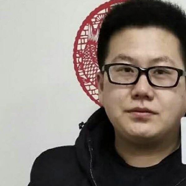 激动等待鸡翅的照片
