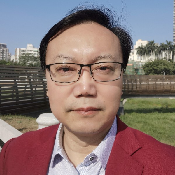 路人深拥落寂的照片