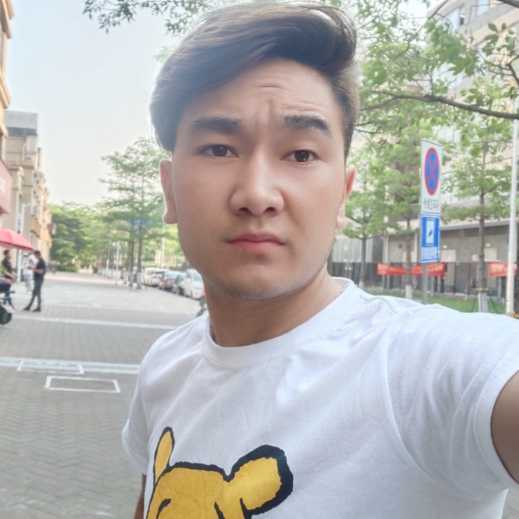 新疆男孩的照片