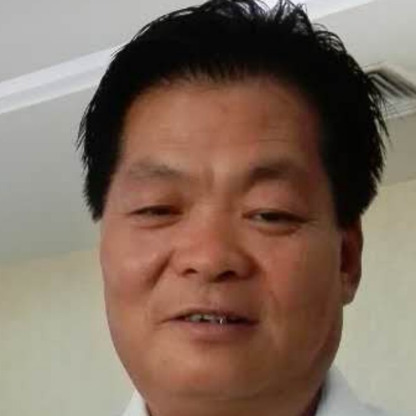 神勇挽手面包的照片
