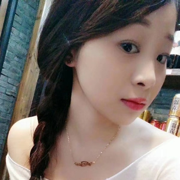 骑着自行车的姑娘的照片