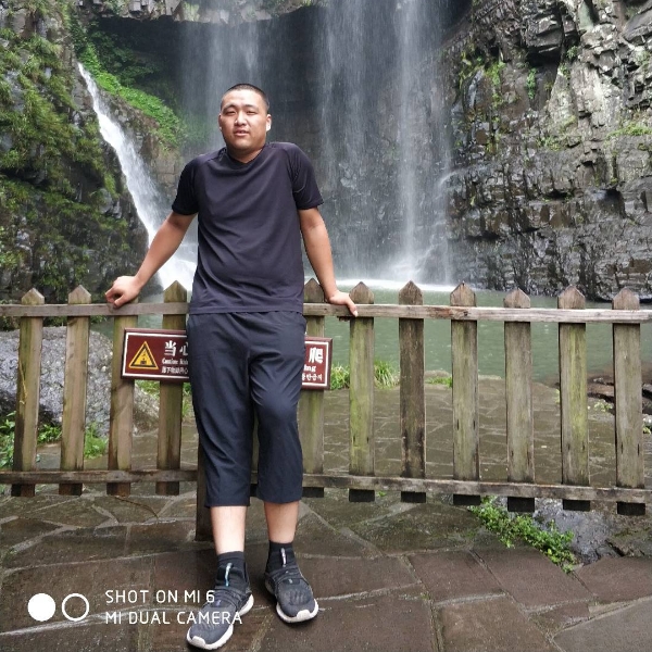 在黑暗中寻找的照片