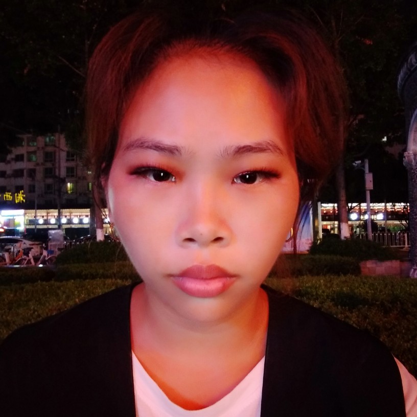 耍酷浅吻树叶的照片