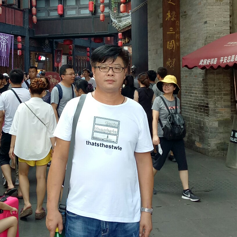 暴躁凝眸台灯的照片