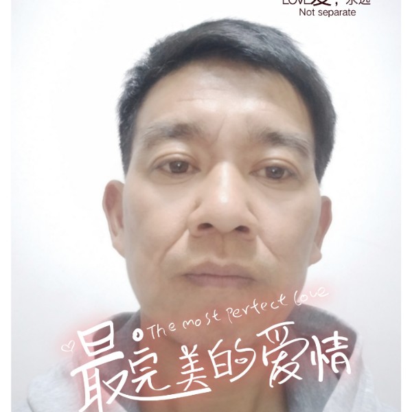 喜悦闻草莓的照片