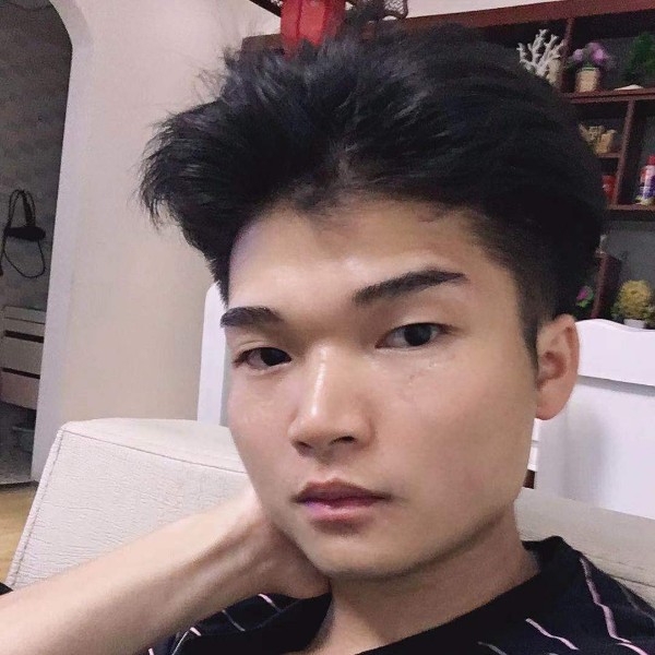 稳重蹙眉宝贝的照片