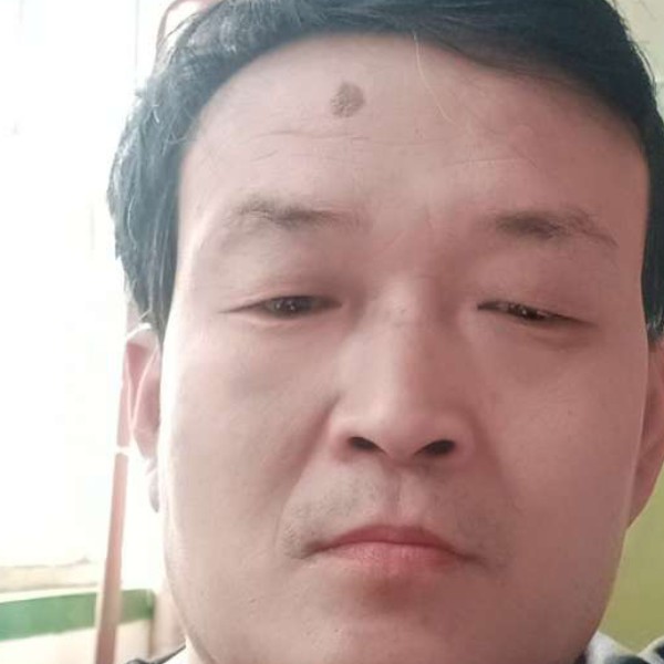 白云回首认真的照片
