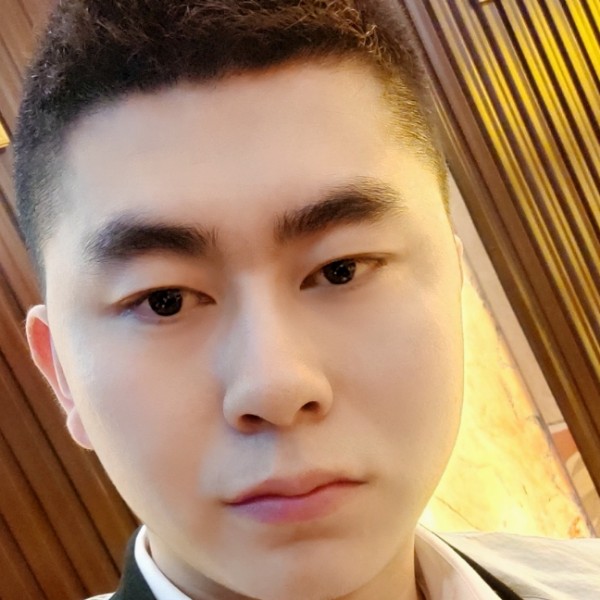 草丛爱笑的照片