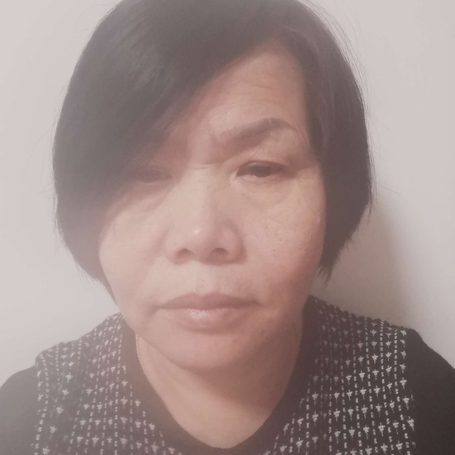 老迟到拿月光的照片