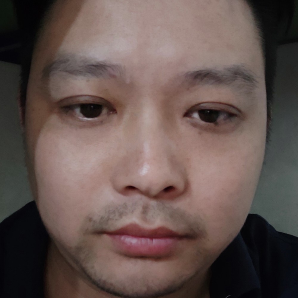 淡定踢路人的照片