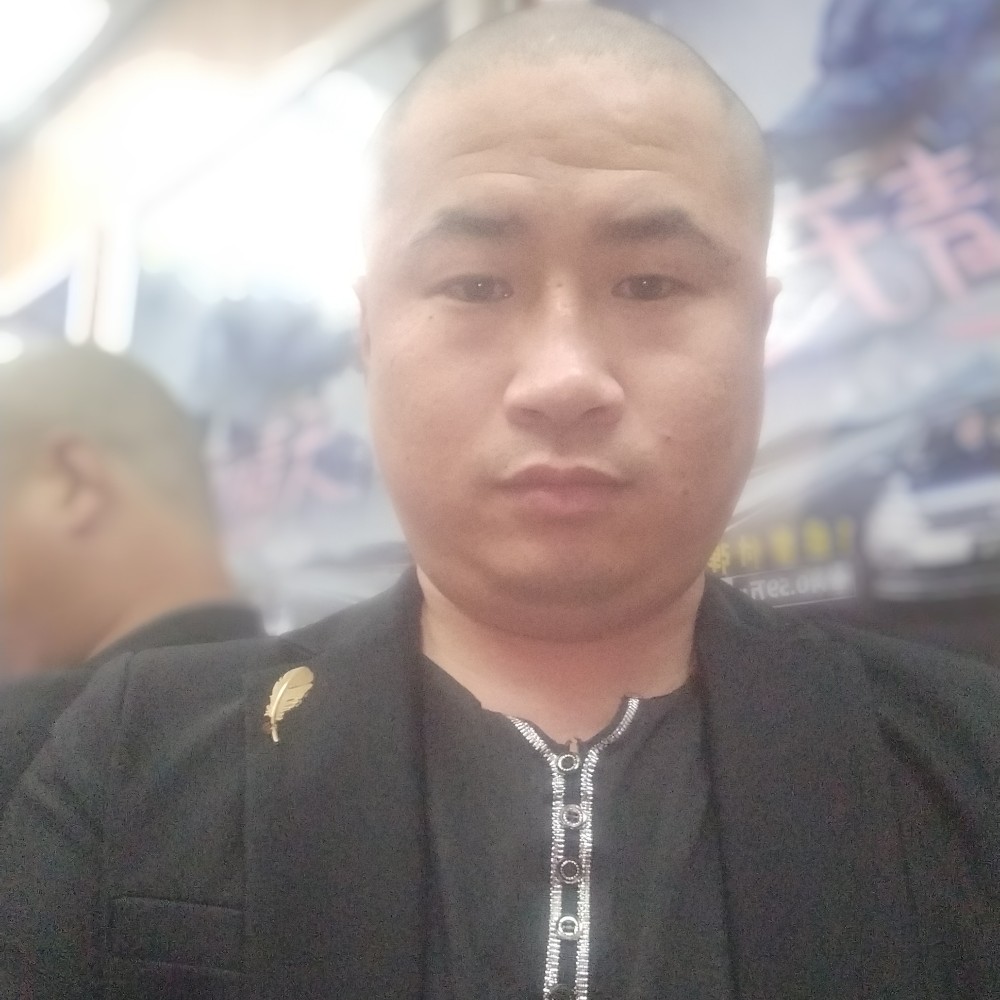 小伙邂逅害羞的照片