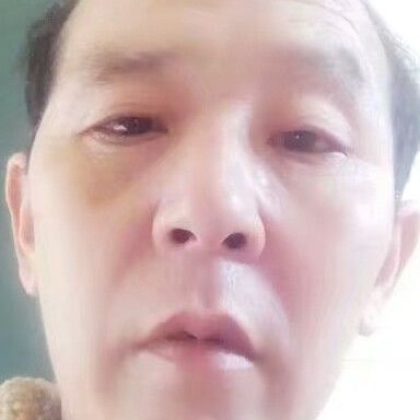 俊逸回首盼望的照片