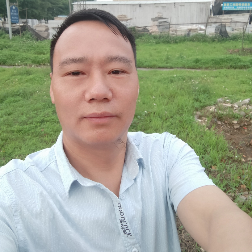 路人爱现实的照片