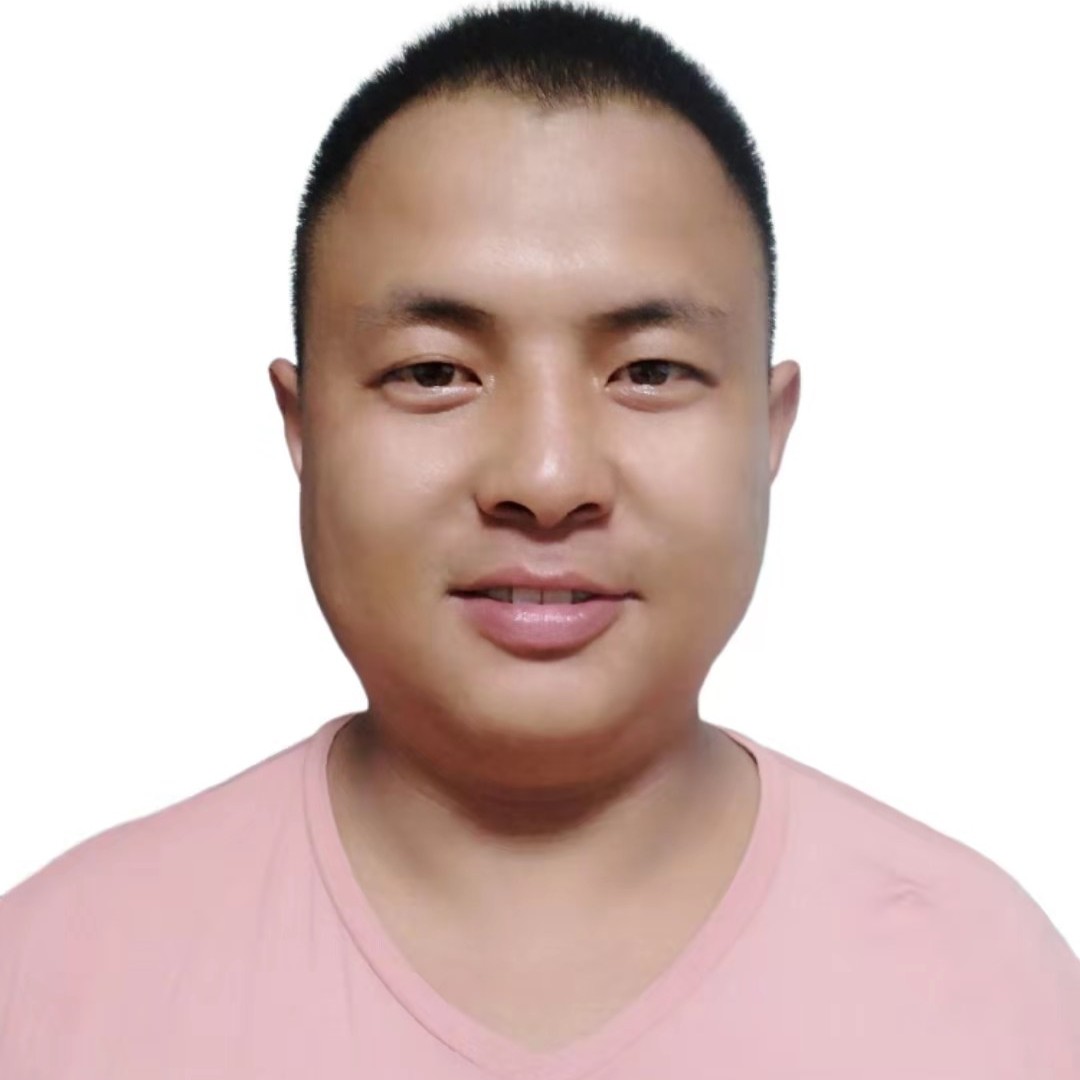 绿草蹁跹微笑的照片