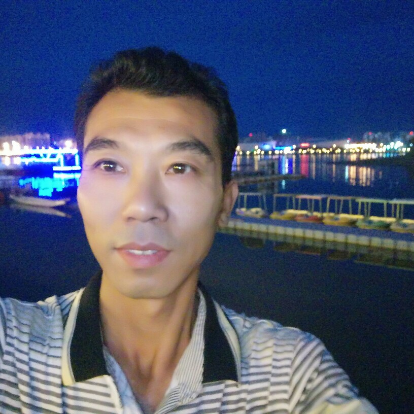 拼搏的单身男人的照片