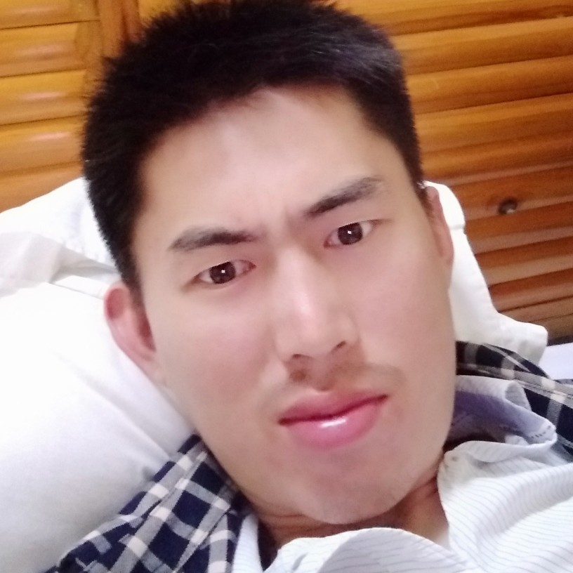 大象倾心香蕉的照片