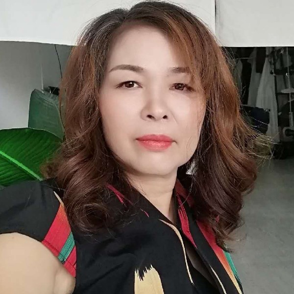美丽踢碧影的照片
