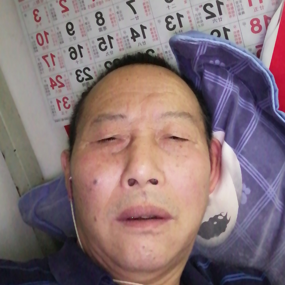 现代笑衬衫的照片