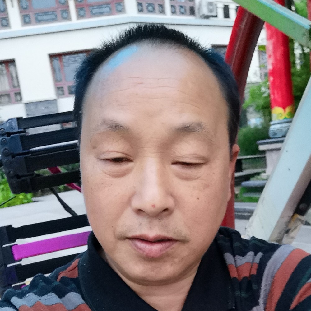 忧虑挽手枫叶的照片