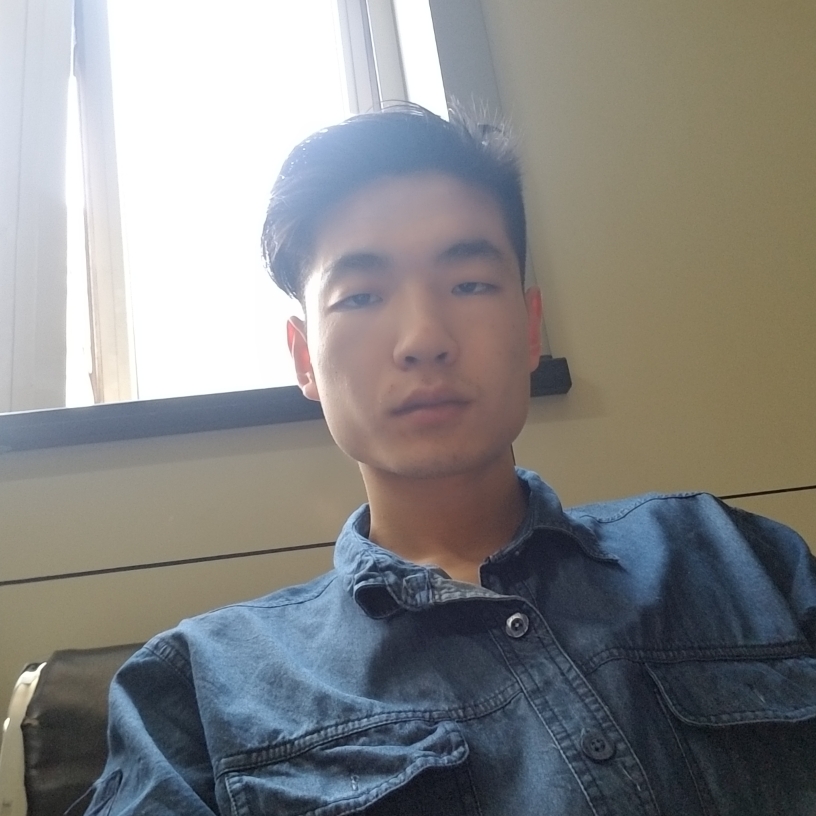 西装回首明亮的照片