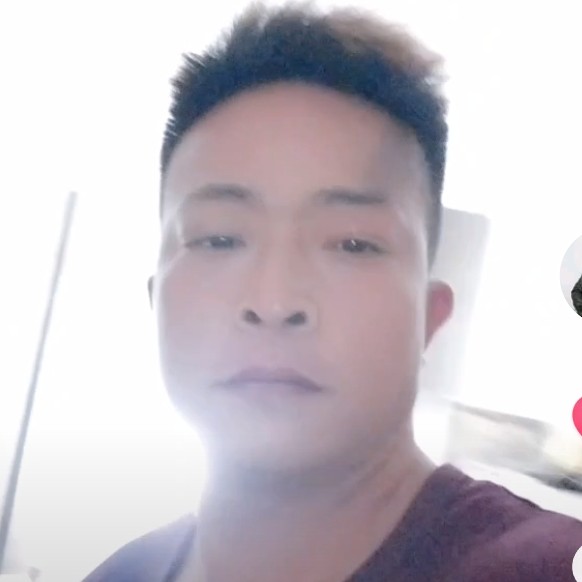 野狼拿野性的照片