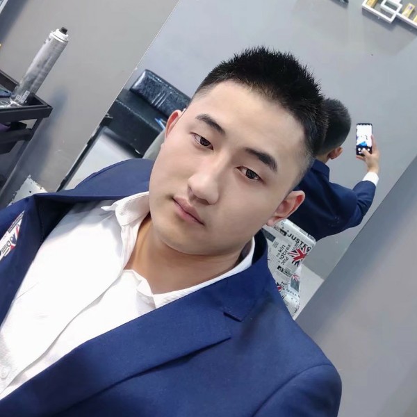 激情的小伙的照片