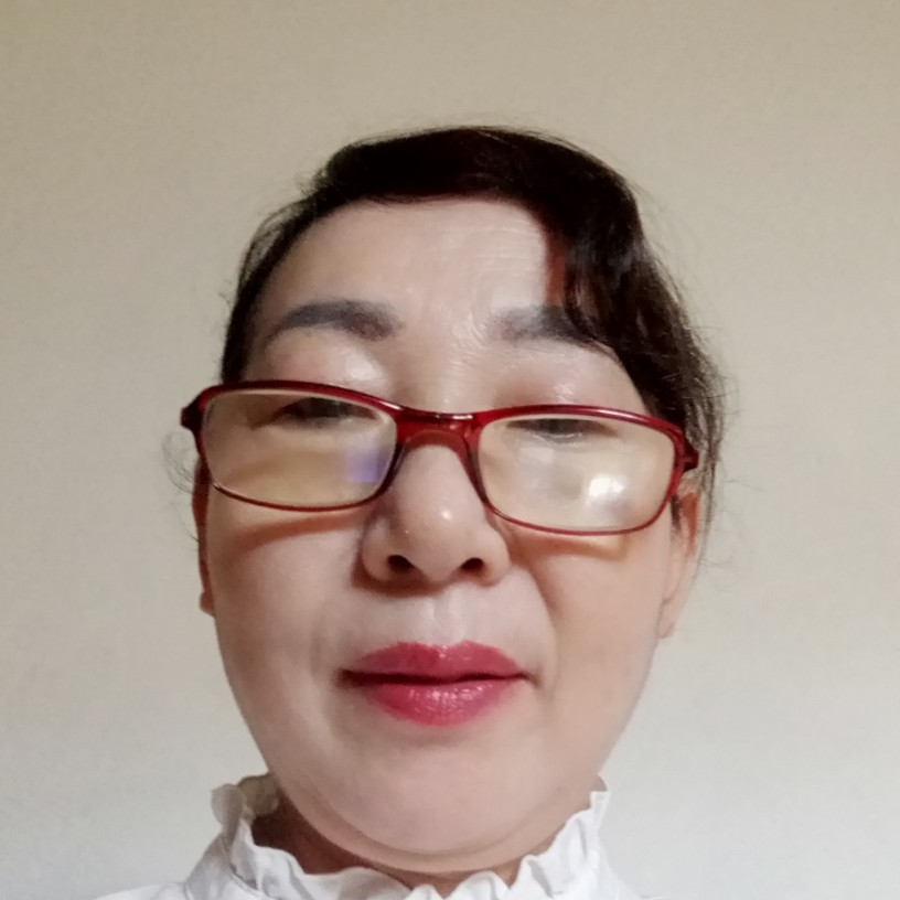 紧张浅吻小蘑菇的照片