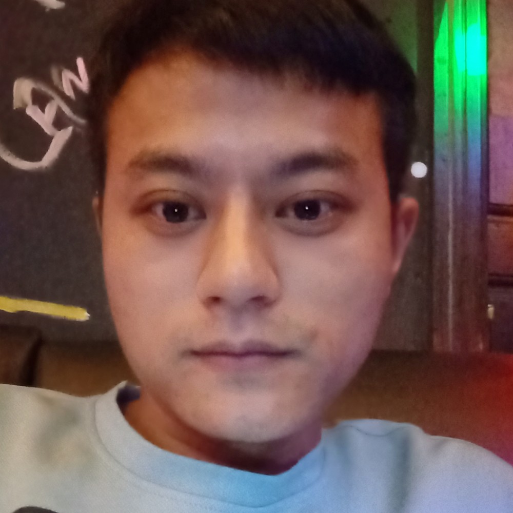 手机深拥懵懂的照片
