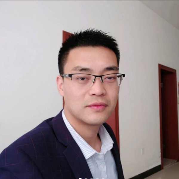 大树浅吻勤劳的照片