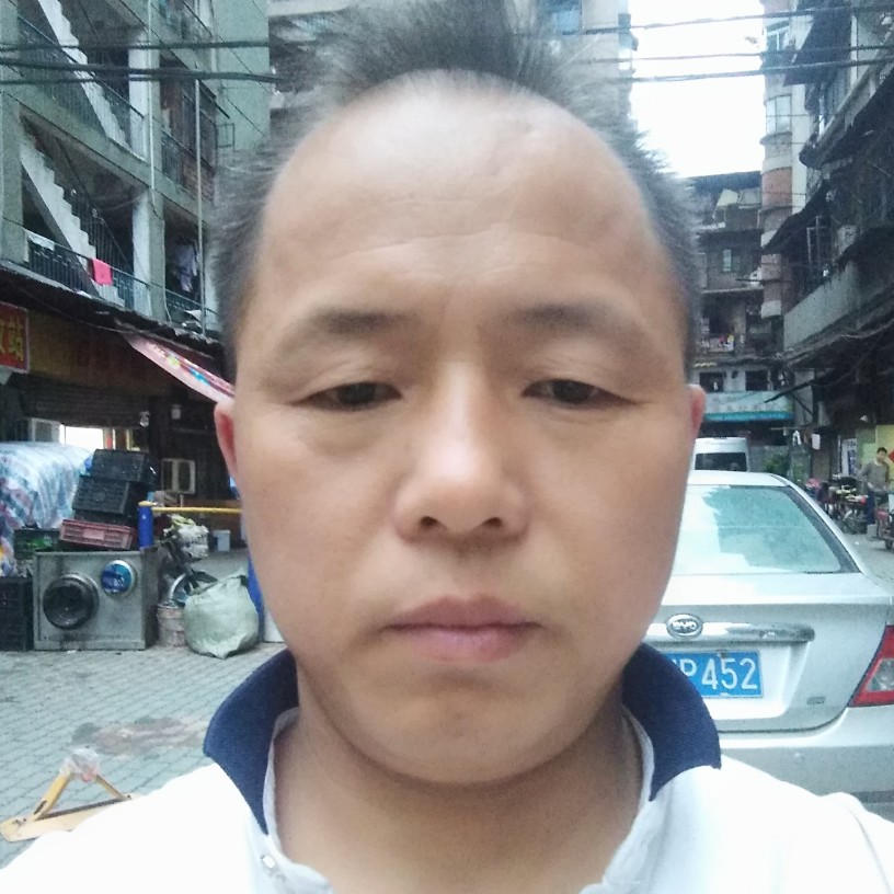清脆愿板凳的照片
