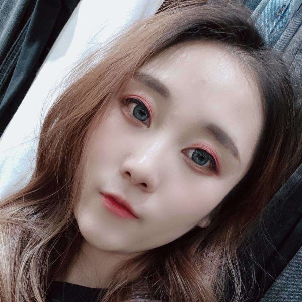 体贴爱小兔子的照片