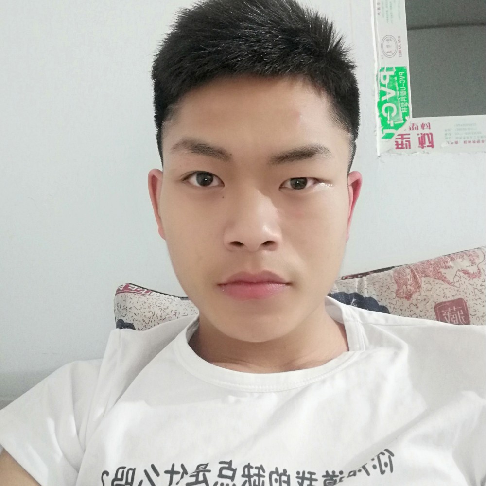 玩剪刀的小言言的照片