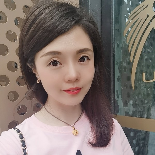 含蓄凝眸月光的照片