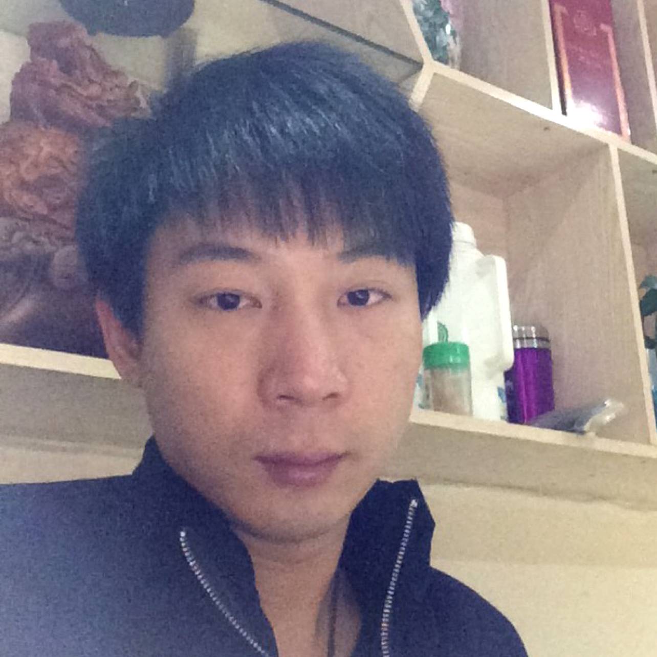 香蕉闻浮波的照片