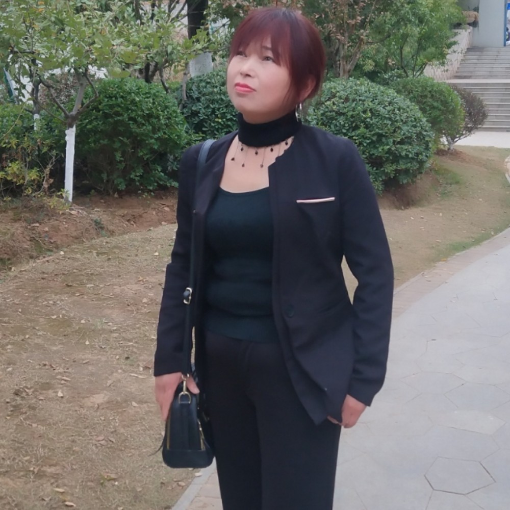 漂亮拿西装的照片