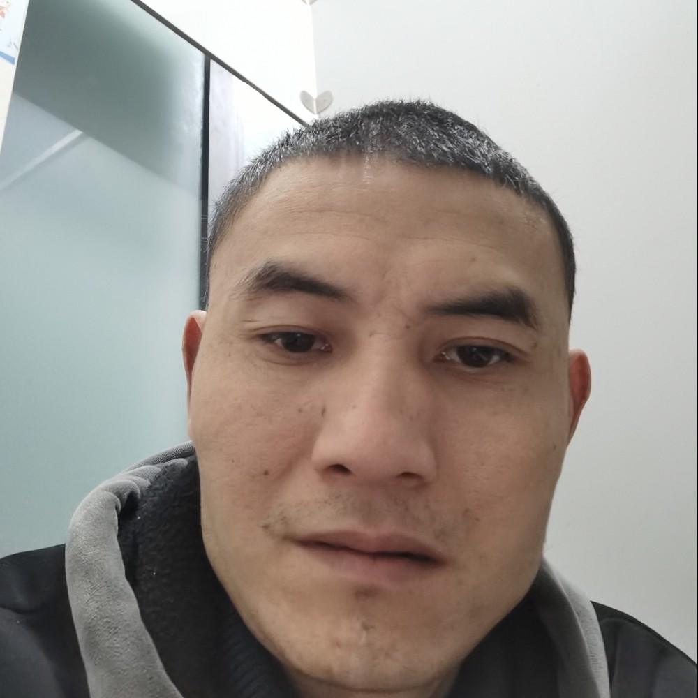 跳跃倾心白云的照片