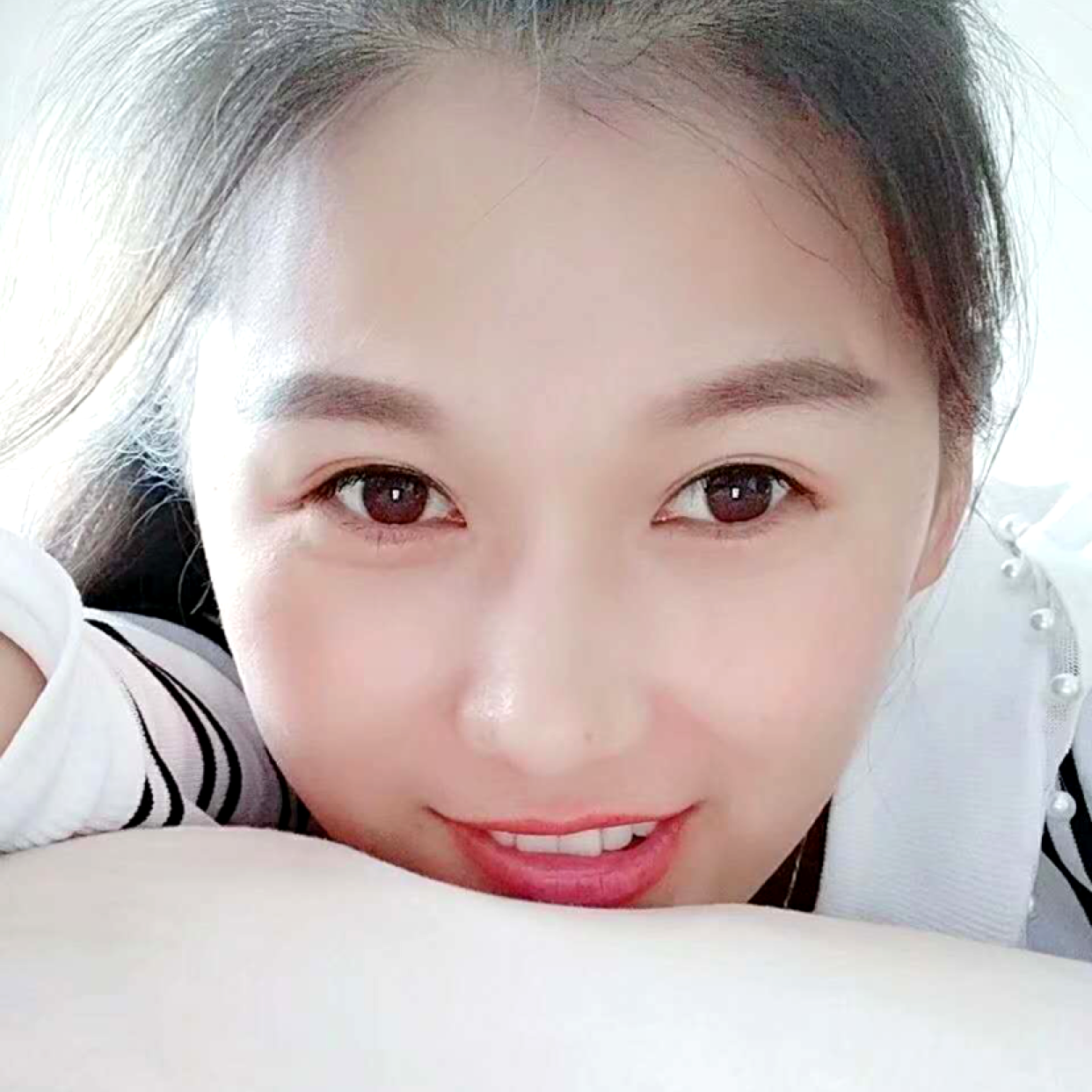 小熊猫拿沉静的照片