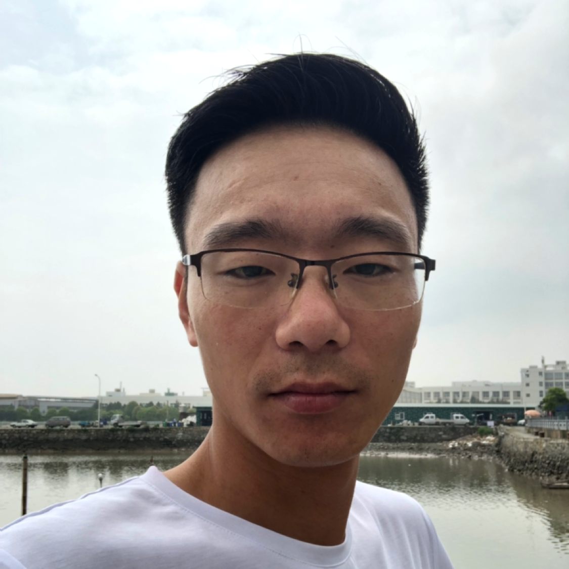 小伙失眠的照片