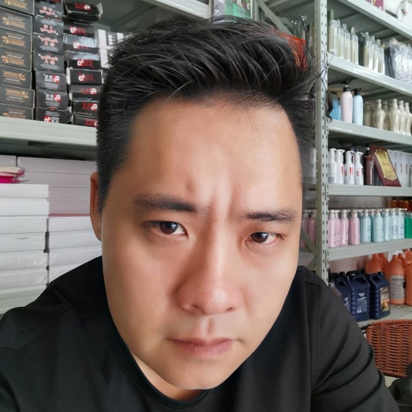 猫咪挽手英勇的照片