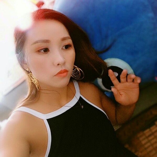 做你怀中乖乖猫咪的照片