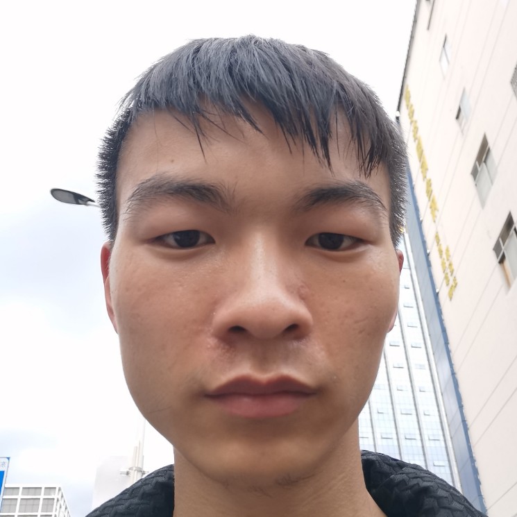 英俊苦恋睫毛膏的照片