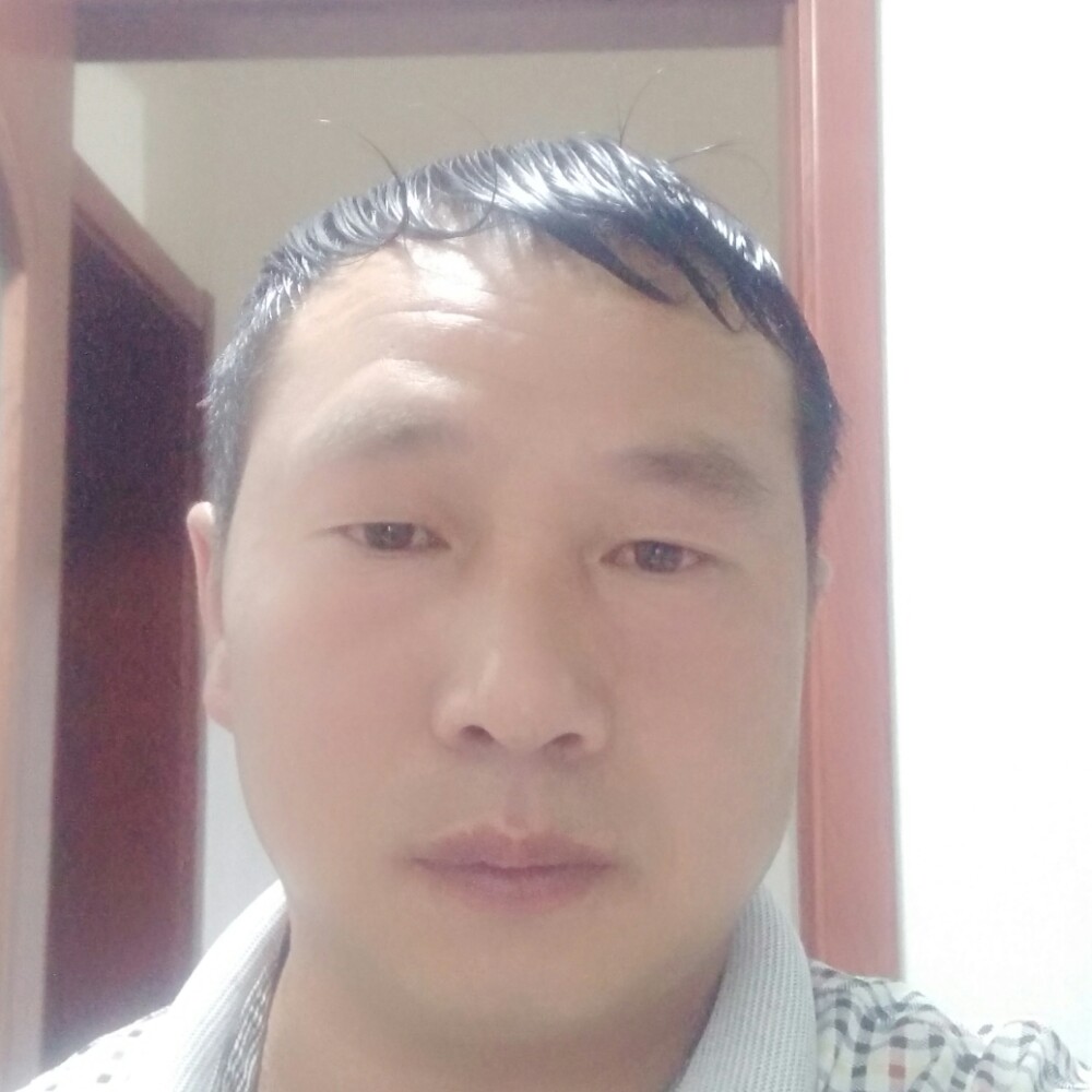 清秀挽手逐风的照片
