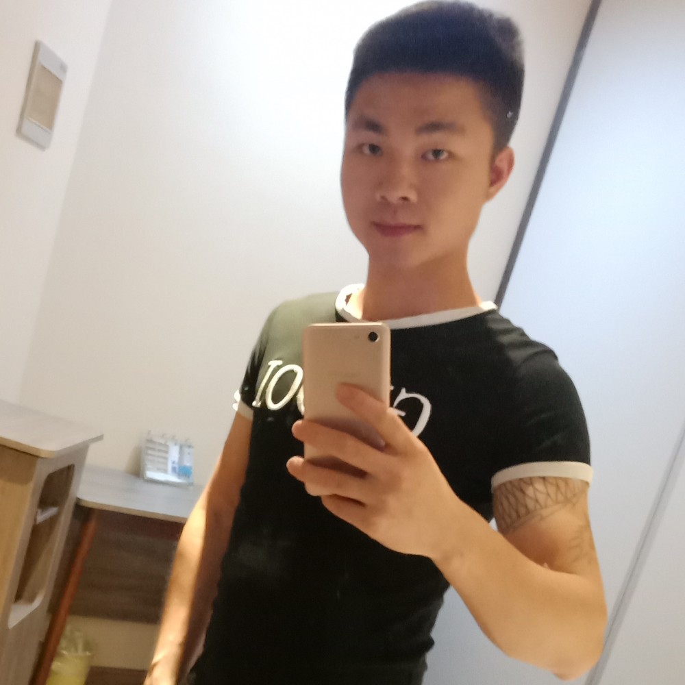 滑板挽手自信的照片
