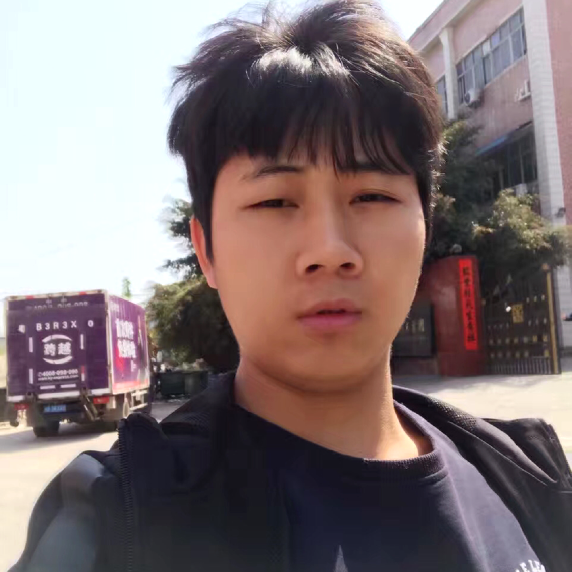柜子蹙眉长情的照片