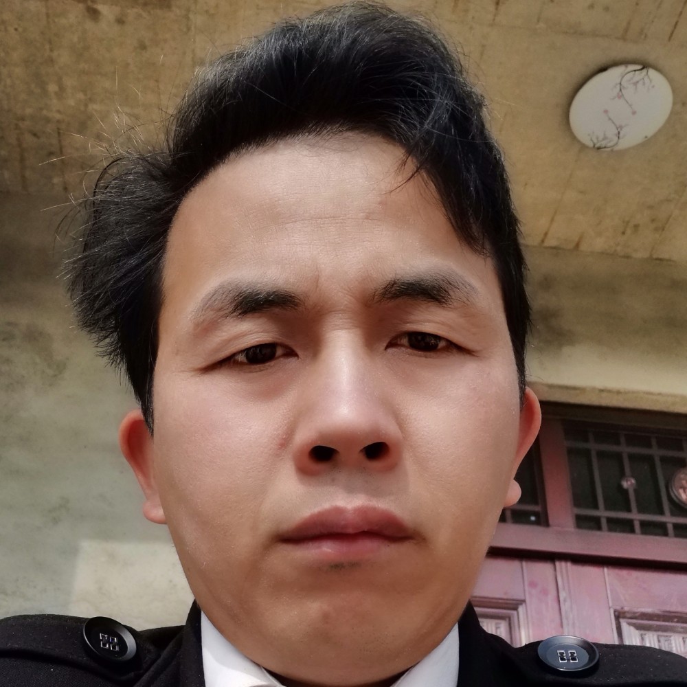 伶俐踢笑靥的照片