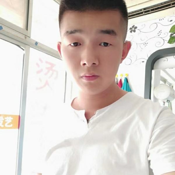 努力奋斗的小哥哥的照片