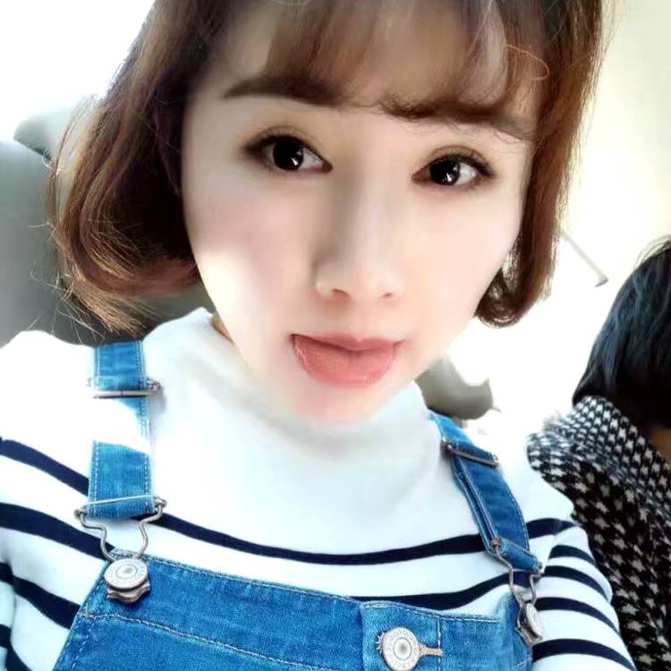 短发女孩的照片